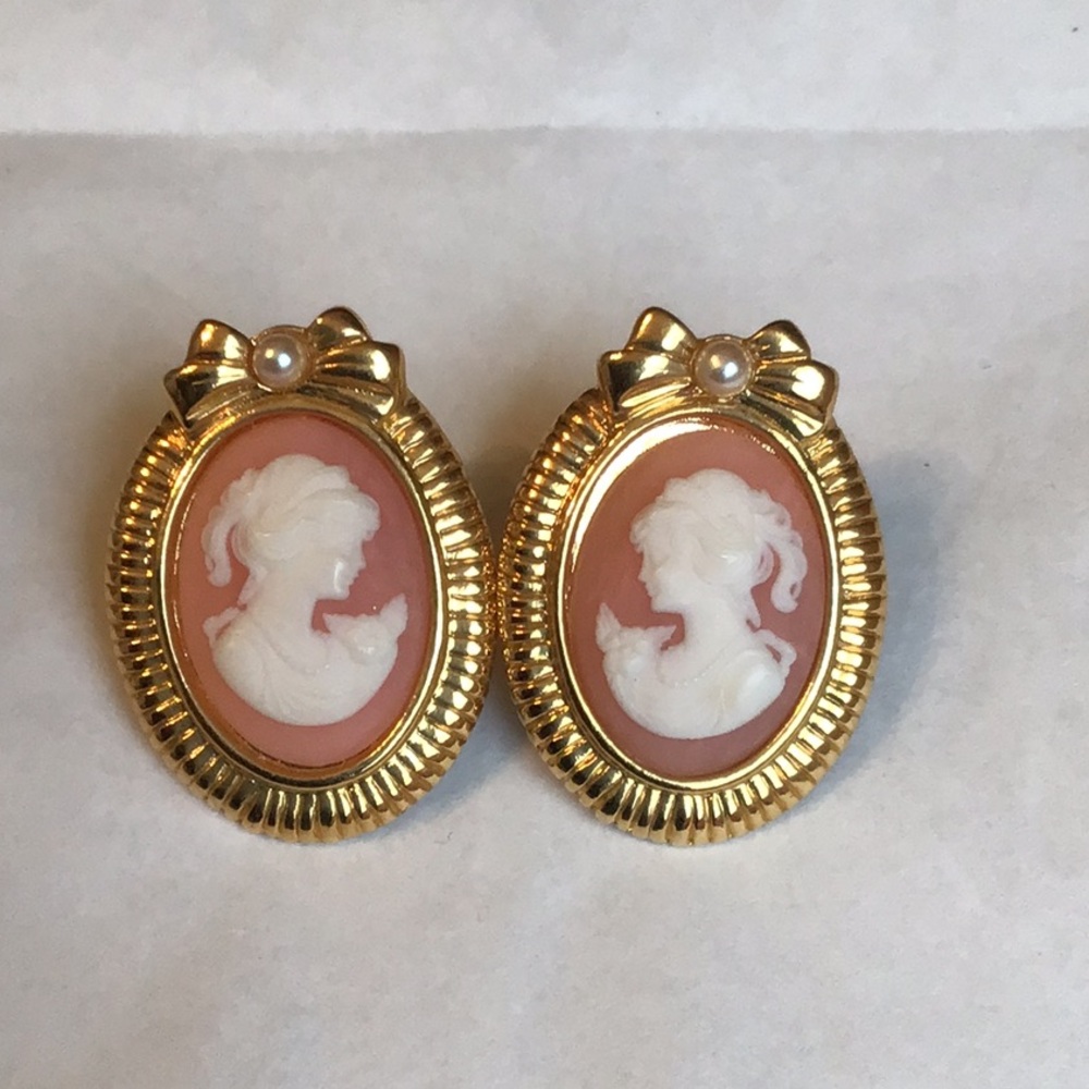 Vintage Avon Victorian Cameo Silhouette Earrings - Picture 7 of 8